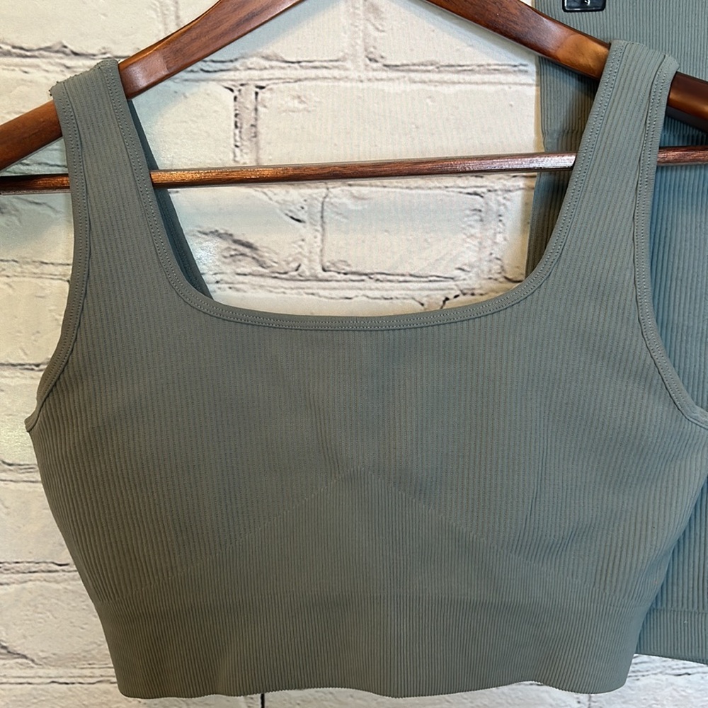 Two-Piece Ribbed Green Exercise Set Size Medium Excellent Condition - Picture 4 of 11
